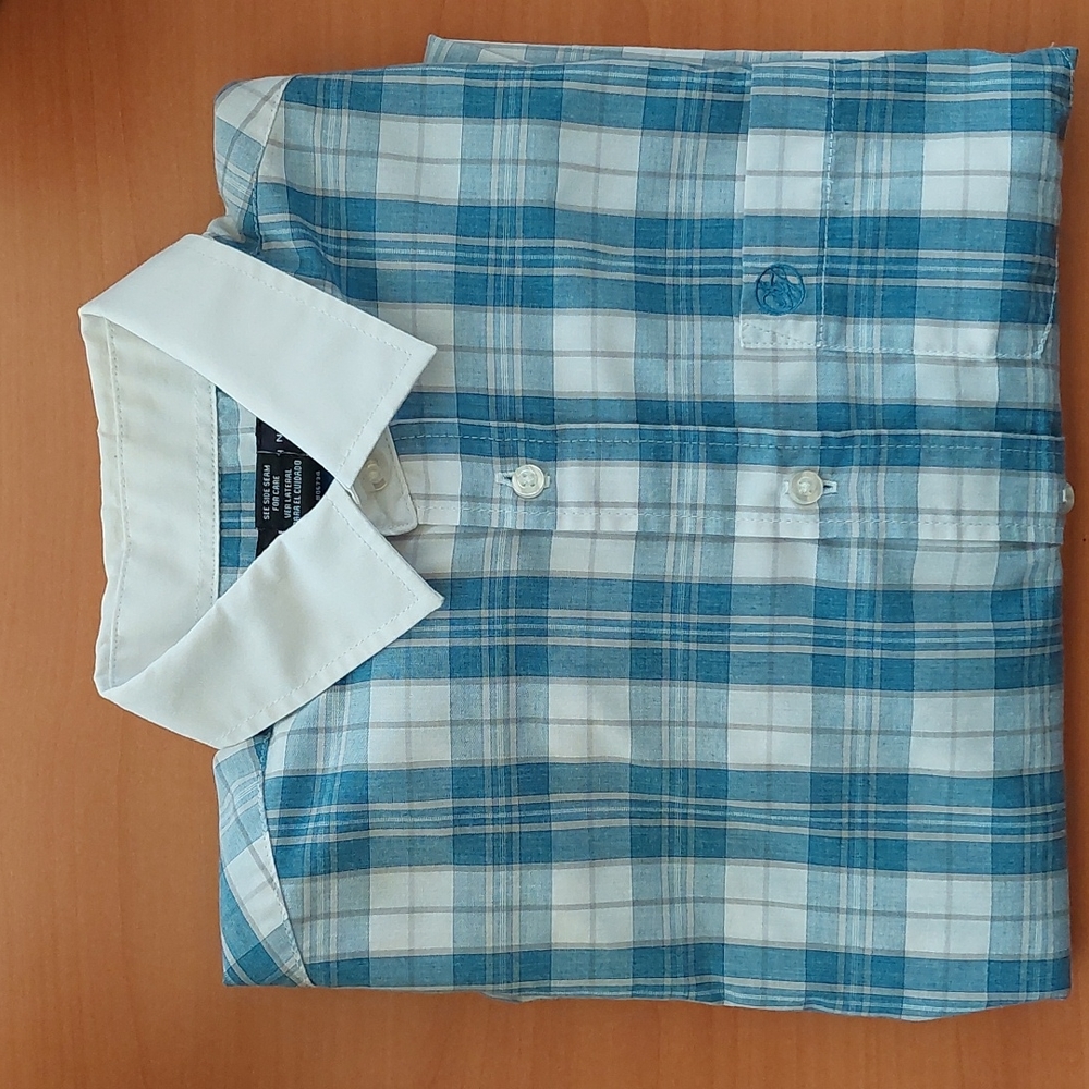Boys size 16 regular. Sean John button down dress shirt. Great condition👔